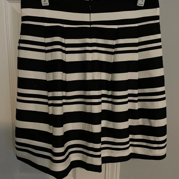 LOFT Black White Striped Skirt Size 4P Petite Pleated A-Line NWT - Picture 2 of 2